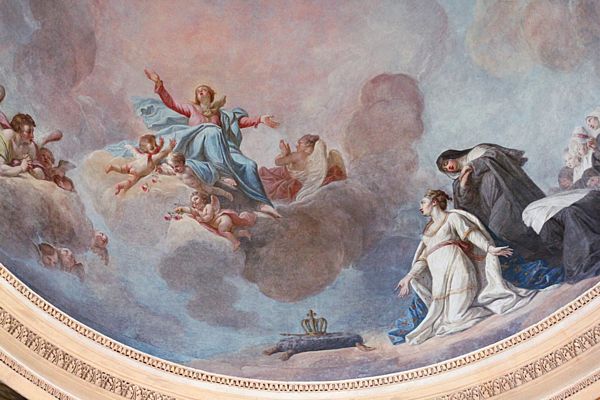 La reine agenouillée devant la Vierge