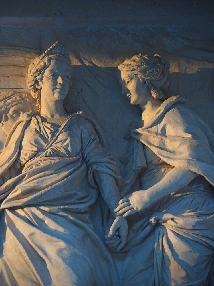 tn_bas-relief-reine